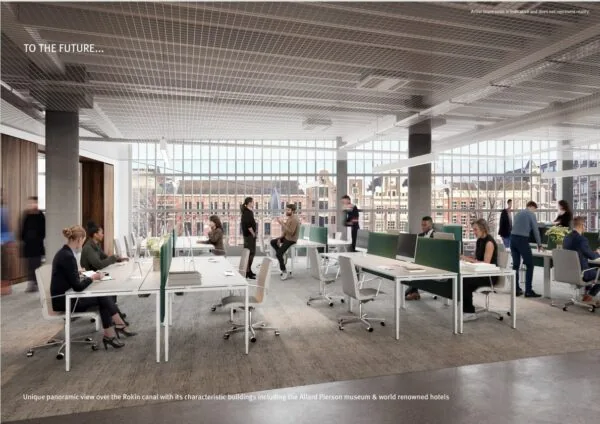 Moderne open kantoorruimte met uitzicht op het Rokin en karakteristieke Amsterdamse gebouwen.