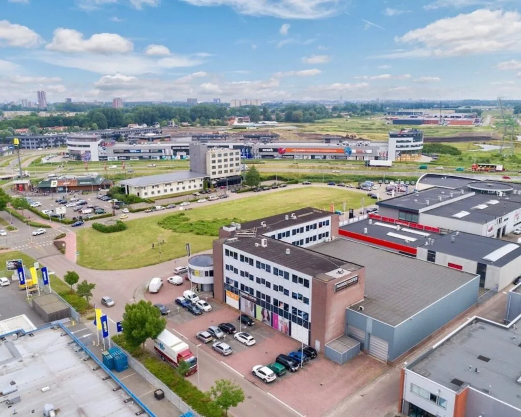 Luchtfoto van bedrijventerrein met kantoorruimte te huur aan de Kamerlingh Onnesweg 10 in Barendrecht.