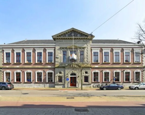 Vooraanzicht van een statig, klassiek kantoorpand aan de Wilhelminastraat 43A in Haarlem.