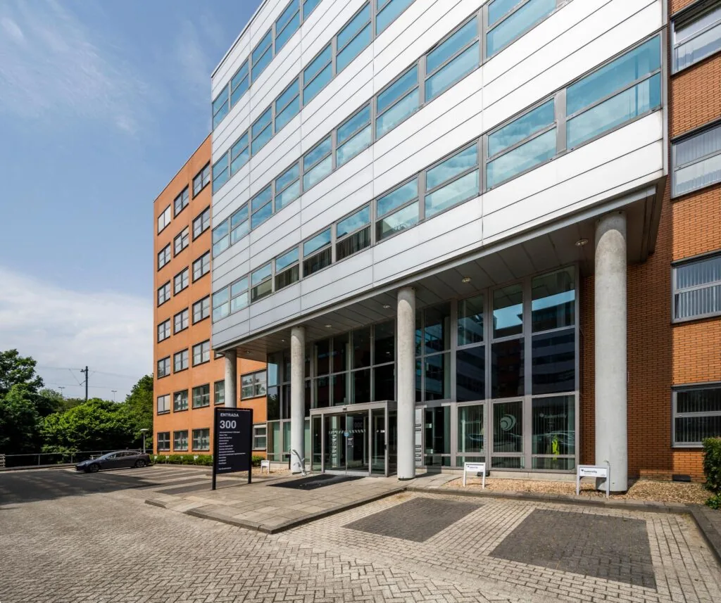 Ingang van kantoorgebouw Entrada 300 met moderne gevel en grote glazen entree.
