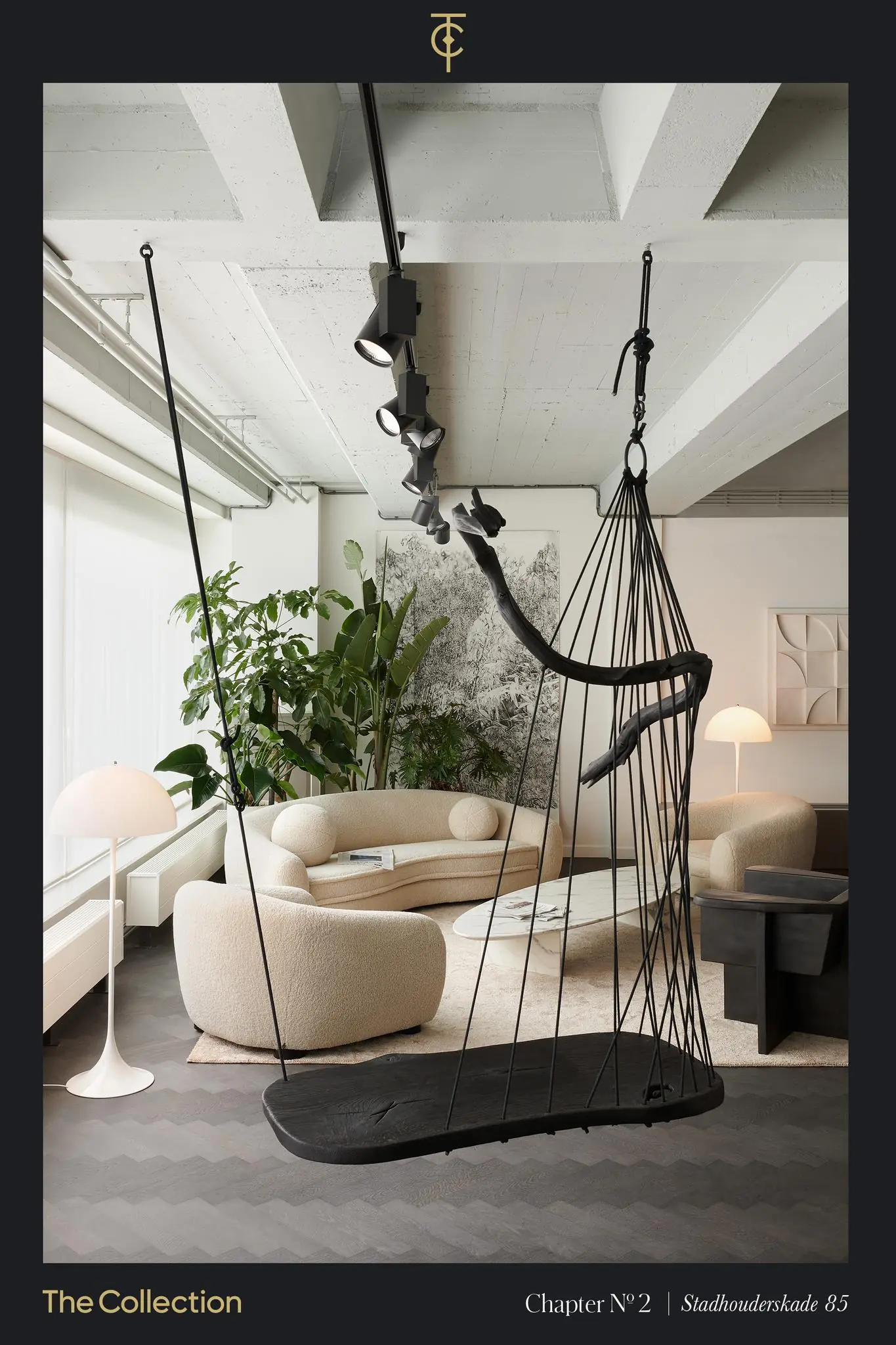 Modern ingericht interieur met organisch gevormde meubels, een grote zwarte schommel en veel groene planten in een ruimte aan de Stadhouderskade 85.