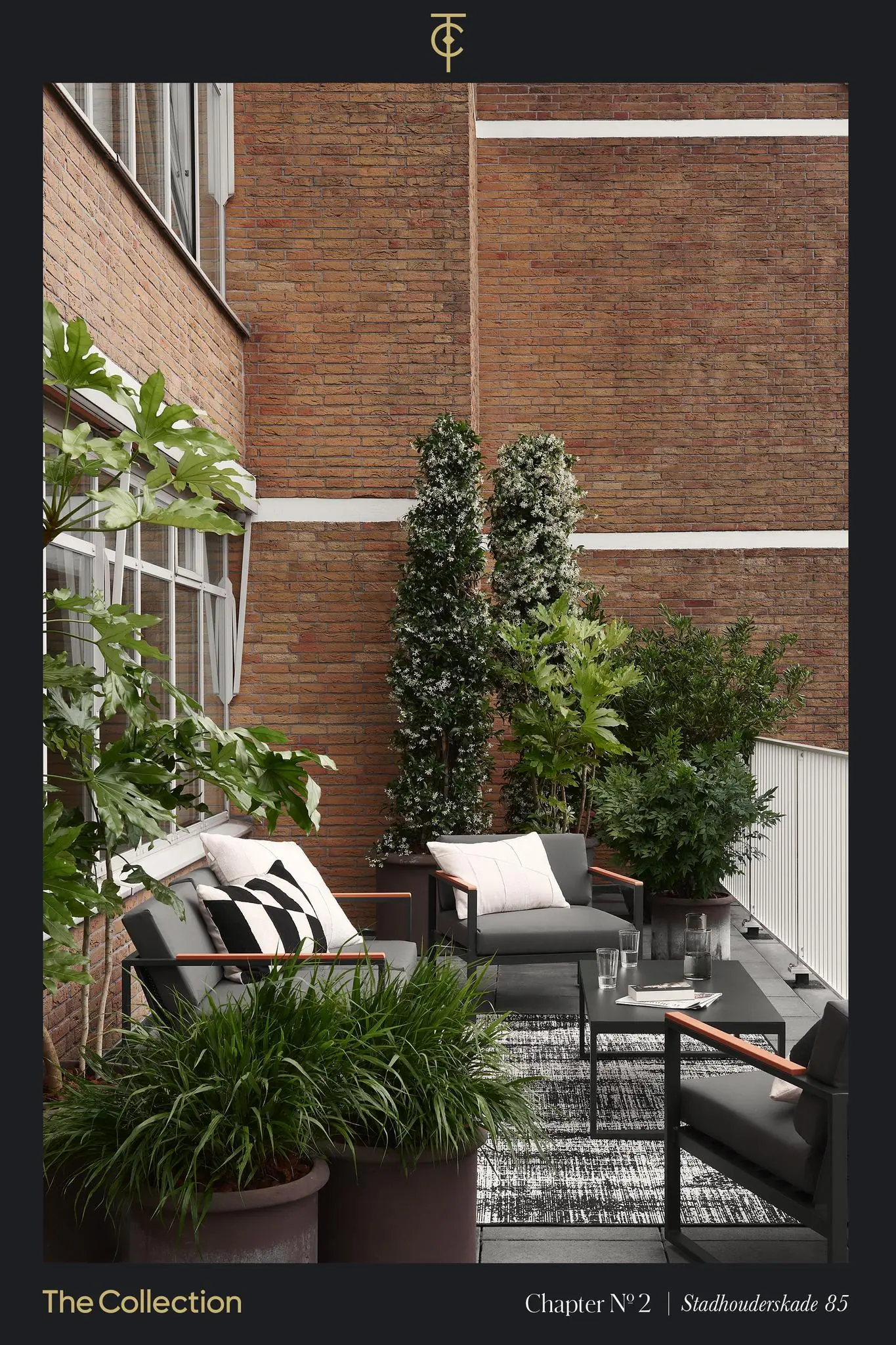 Moderne, sfeervol ingerichte terrashoek met planten en loungezitjes aan de Stadhouderskade 85.