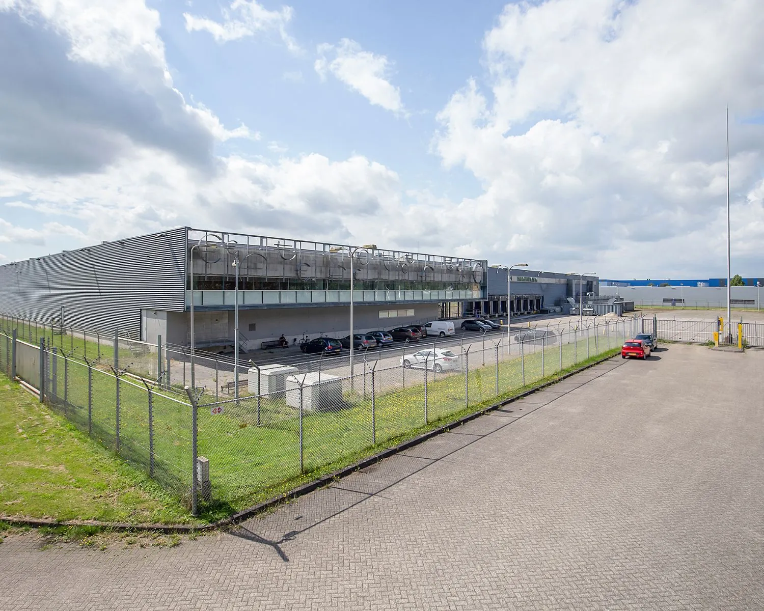 Modern kantoorgebouw met parkeergelegenheid aan de Albert Einsteinweg 5 in Lelystad.