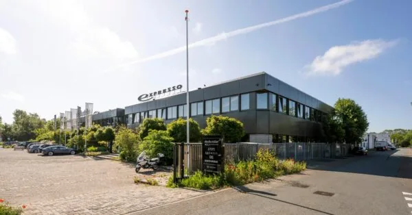 Modern kantoorpand aan de Stammerhove met het logo van Expresso en meerdere modegerelateerde bedrijfsnamen op de gevel en vlaggen.