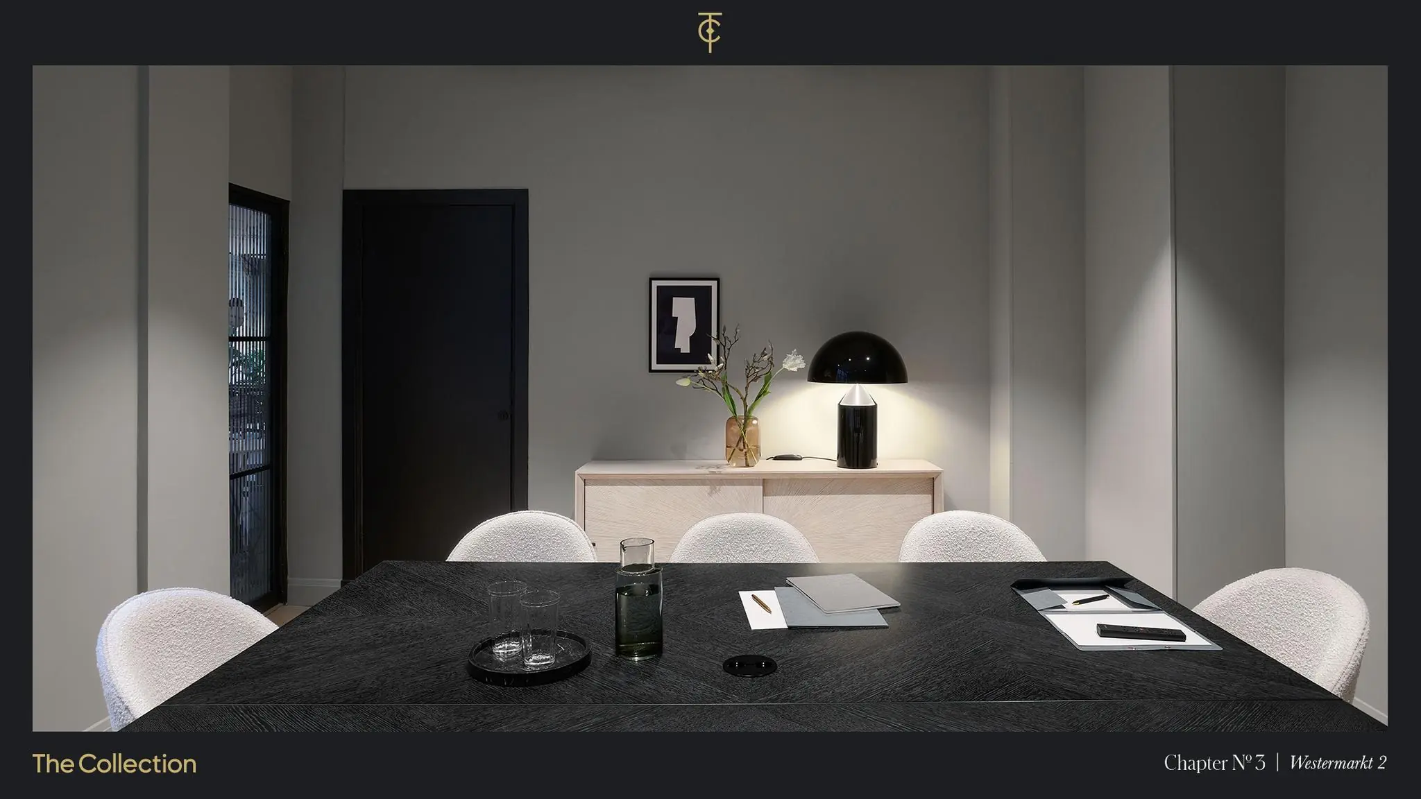 Moderne vergaderruimte aan de Westermarkt 2 met een zwarte tafel, stijlvolle stoelen en minimalistische decoratie.