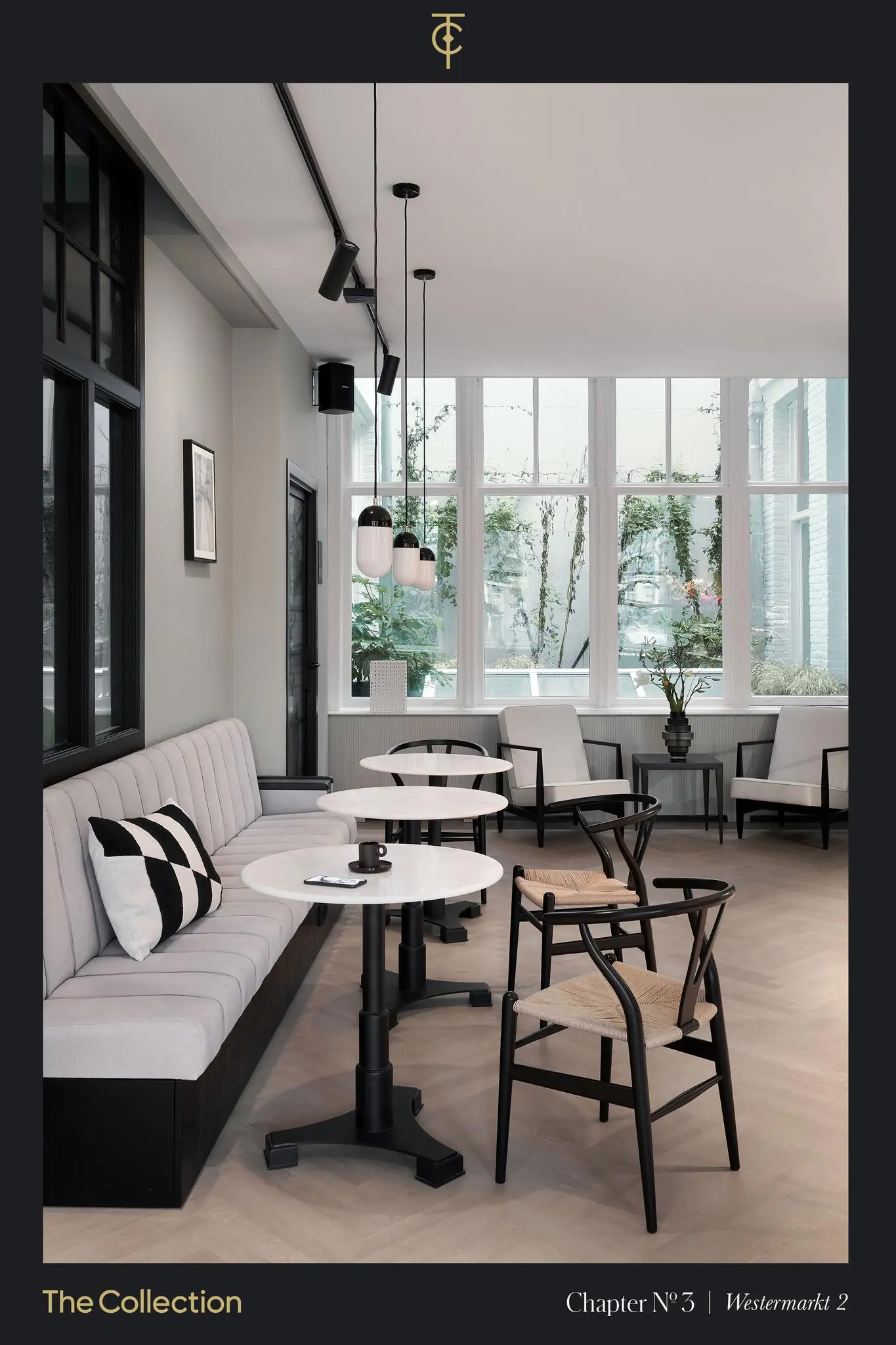 Stijlvol ingerichte zithoek met moderne meubels en grote ramen in Westermarkt 2, Chapter Nº 3 van The Collection.