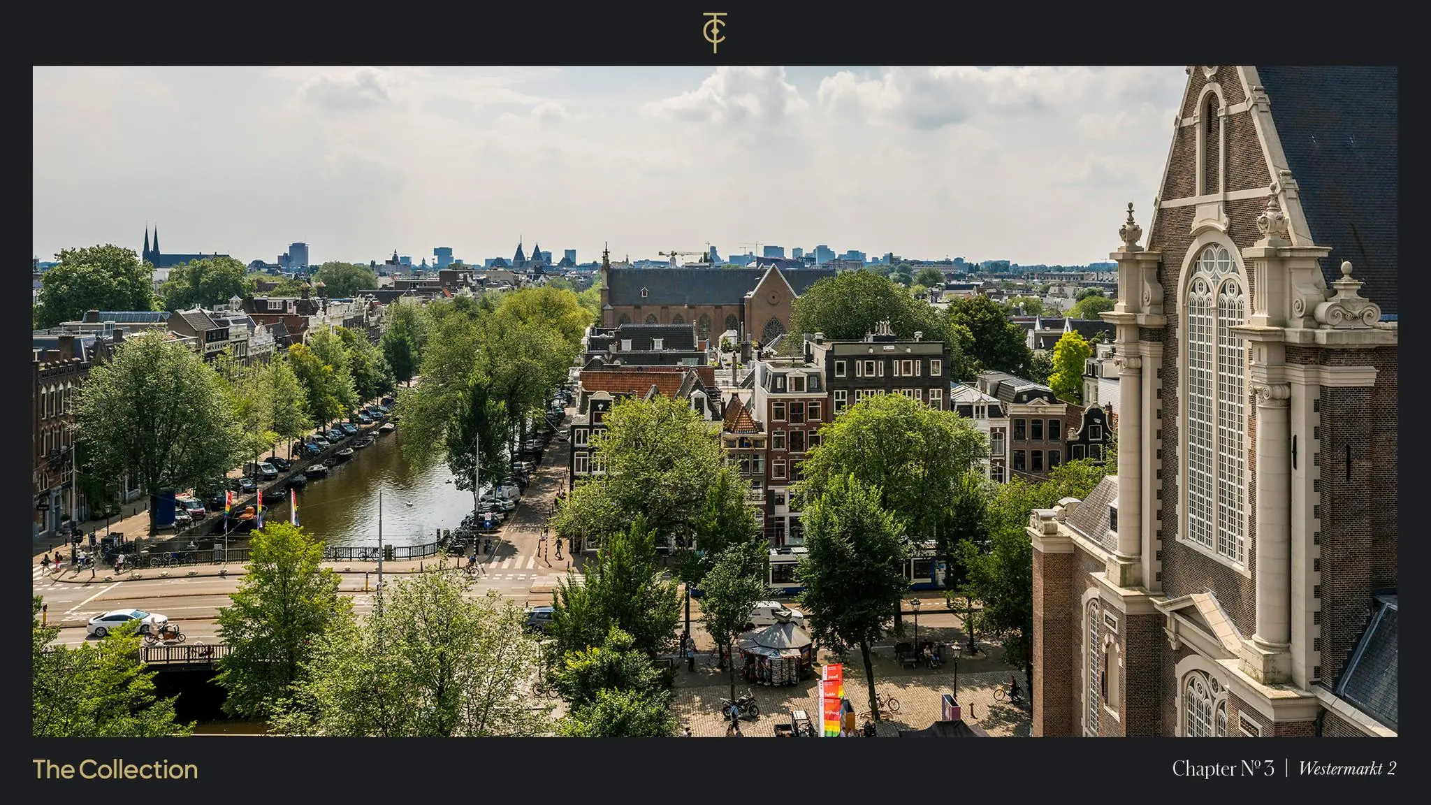 Luchtfoto van de Westermarkt in Amsterdam met zicht op de gracht, klassieke panden en de Westerkerk.
