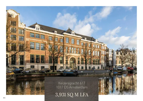 Het monumentale kantoorpand aan de Keizersgracht 617 in Amsterdam weerspiegelt in de rustige gracht.