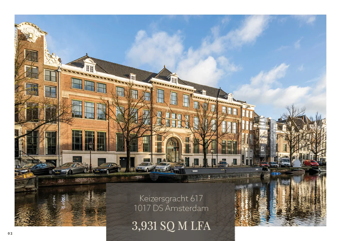 Het monumentale kantoorpand aan de Keizersgracht 617 in Amsterdam weerspiegelt in de rustige gracht.