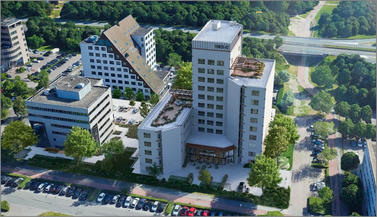 Luchtfoto van het Diemerhof-terrein met moderne kantoorgebouwen, waaronder Tower 42, omgeven door groen en parkeerplaatsen.