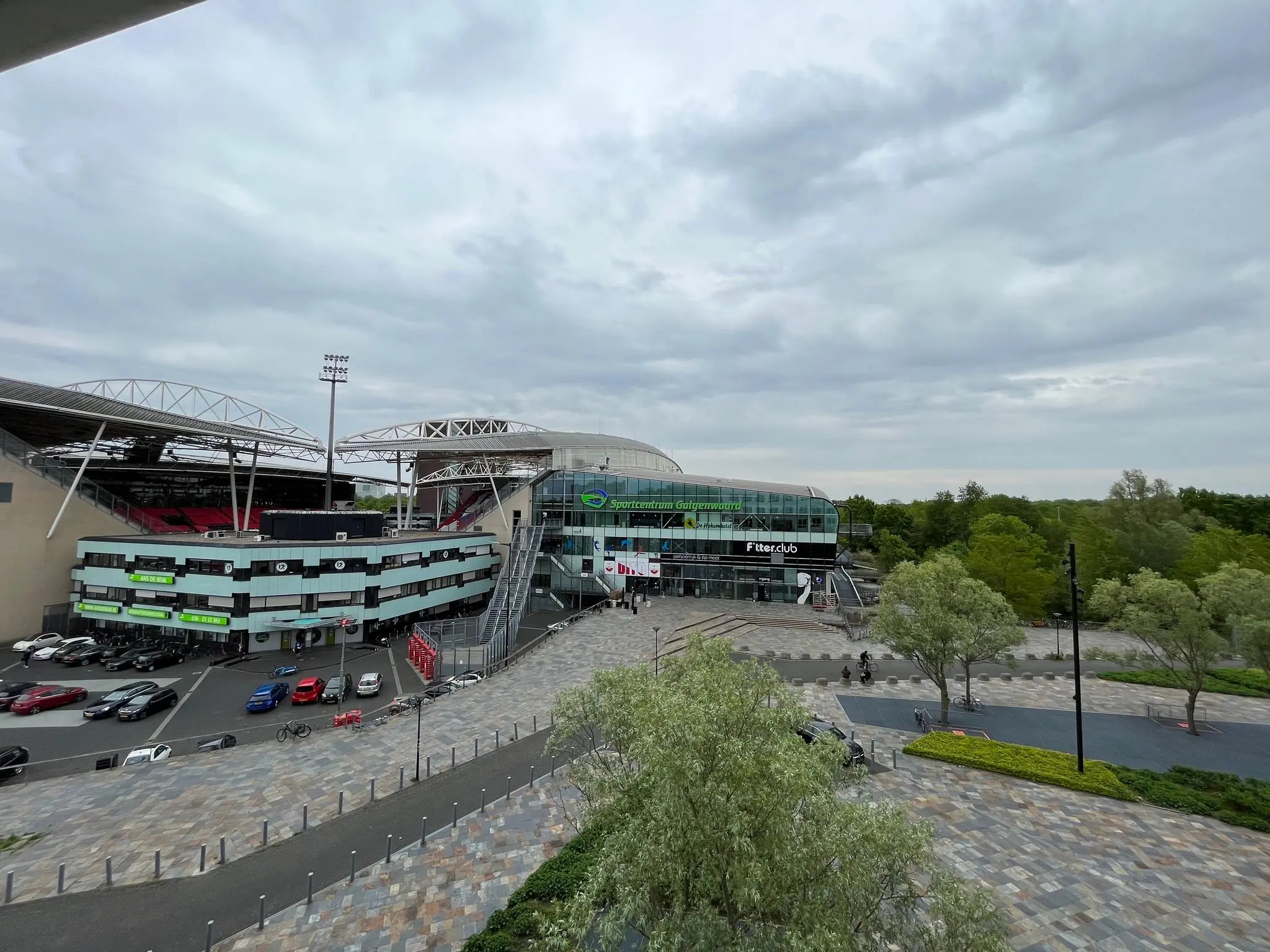 Buitenaanzicht van Stadion Galgenwaard met het Herculesplein en omliggend groen.