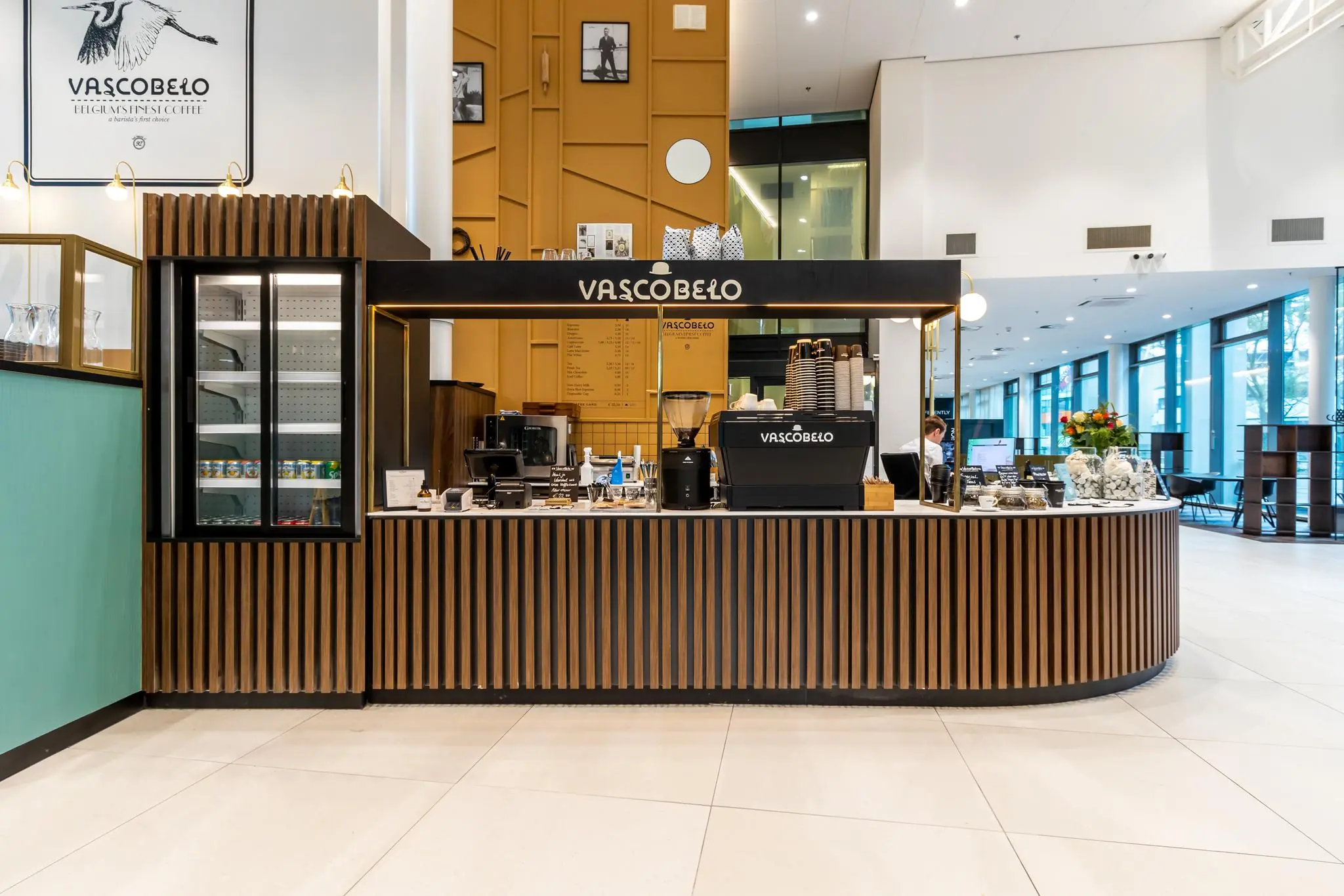Moderne koffiebalie van Vascobelo in een open, licht interieur aan het Herculesplein.