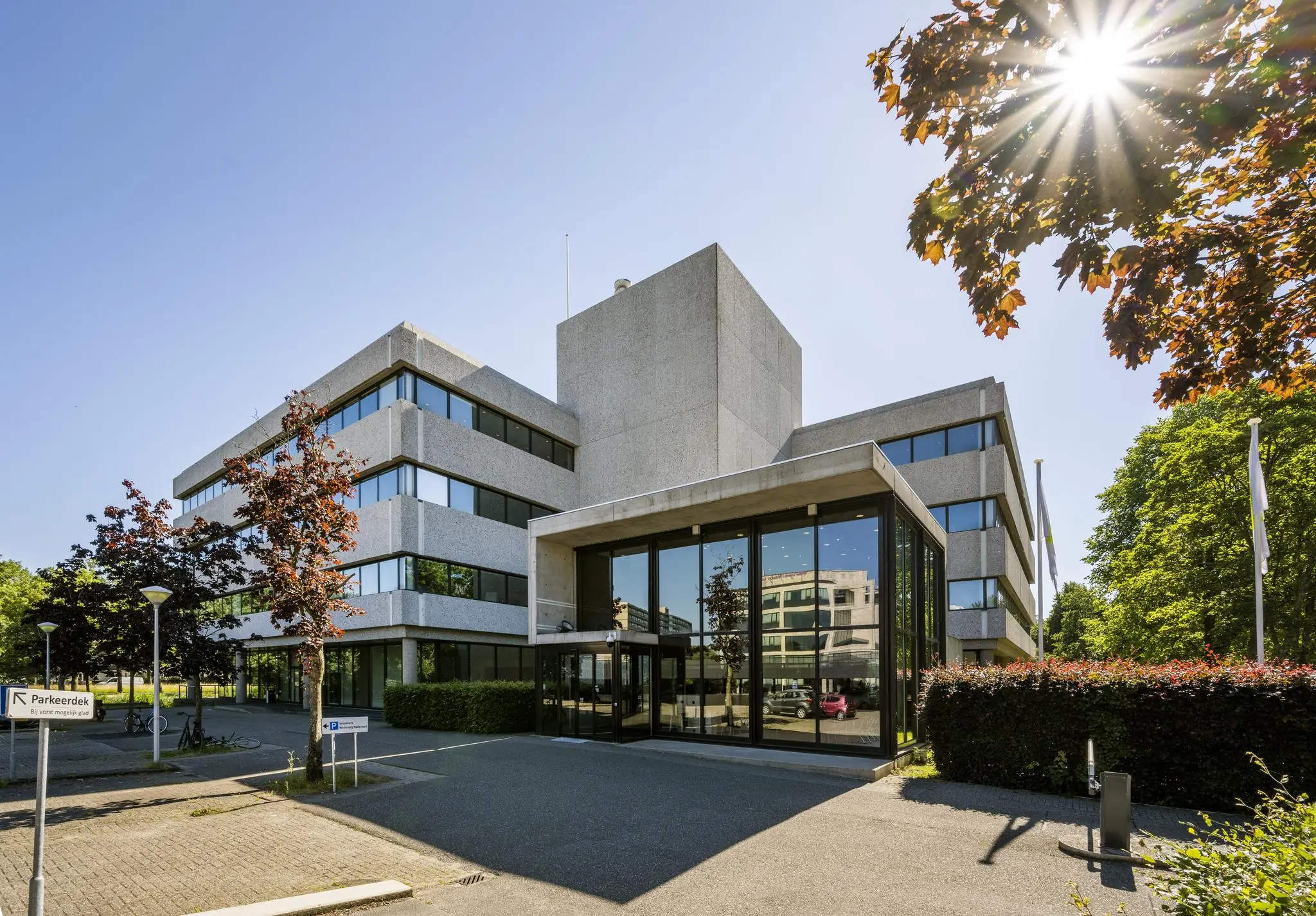 Modern kantoorgebouw aan de Prof. E.M. Meijerslaan op een zonnige dag.
