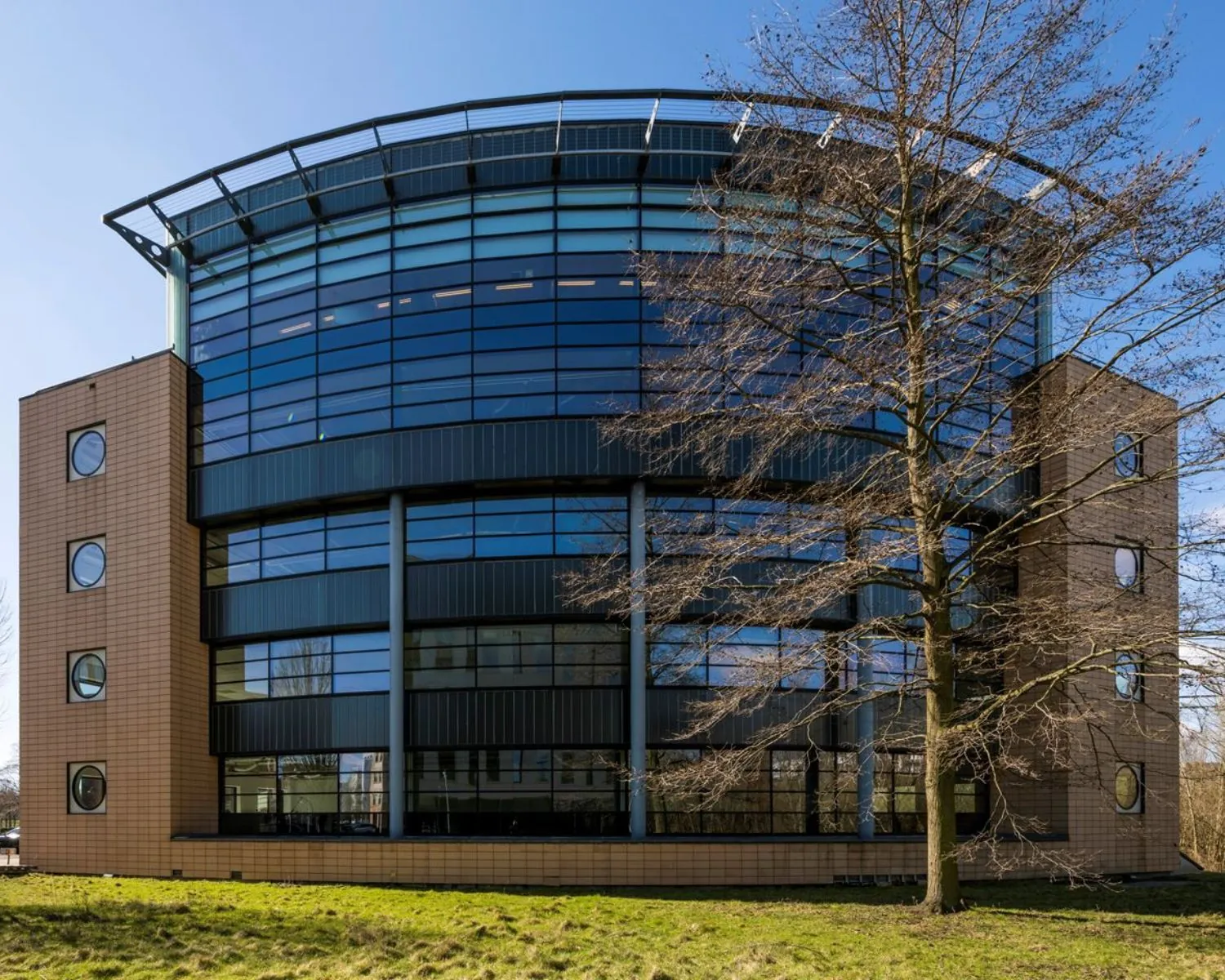 Modern kantoorgebouw aan de Wegalaan 35 in Hoofddorp met een gevel van glas en baksteen.