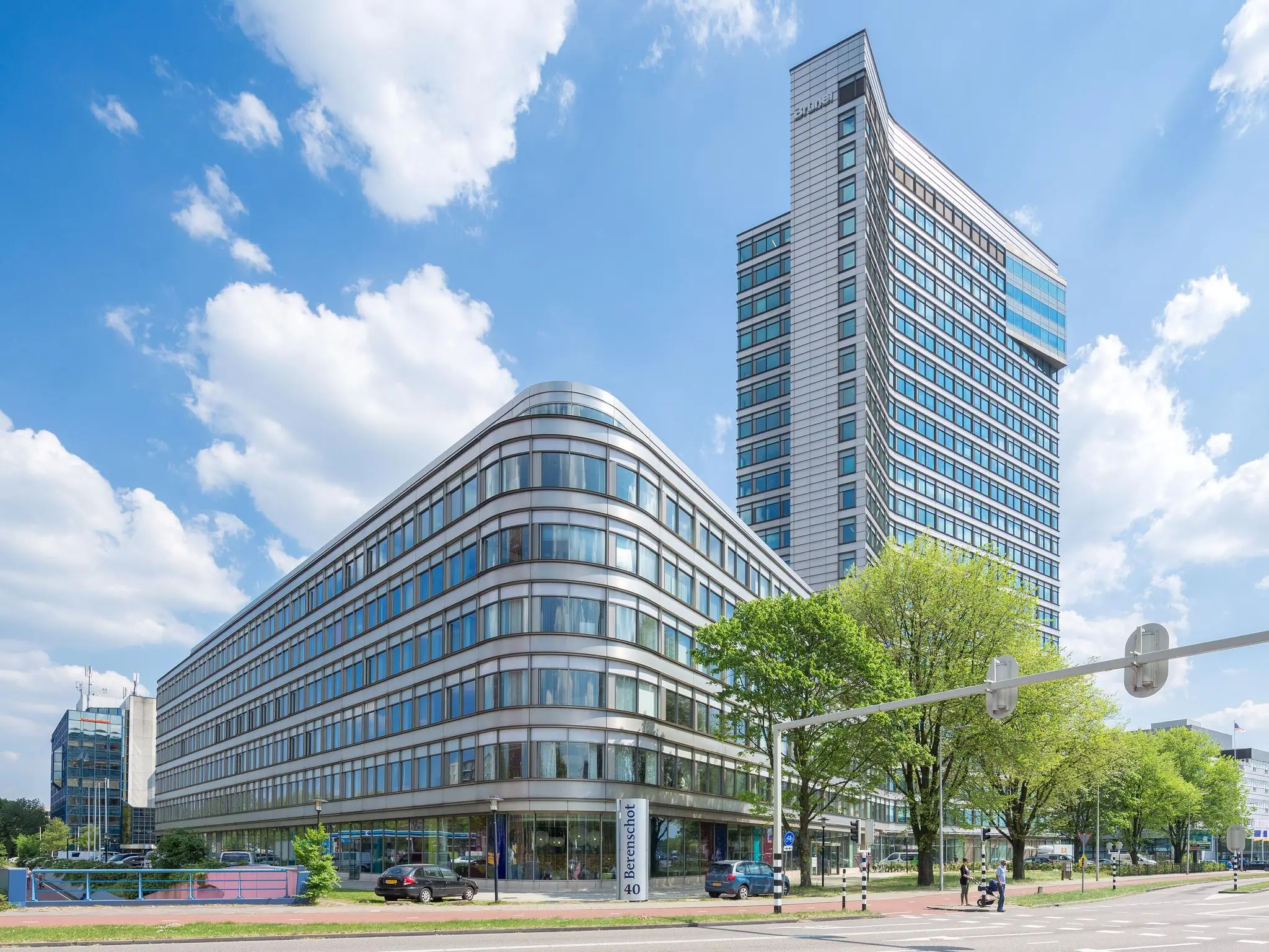 Modern kantoorgebouw aan de Europalaan in Utrecht met een mix van lage en hoge architectuur onder een blauwe lucht.