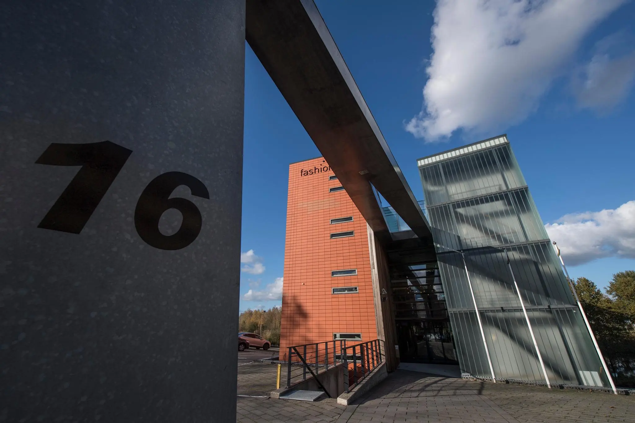 Modern bedrijfsgebouw aan de Fokkerstraat 16 met opvallende architectuur en glazen gevel.