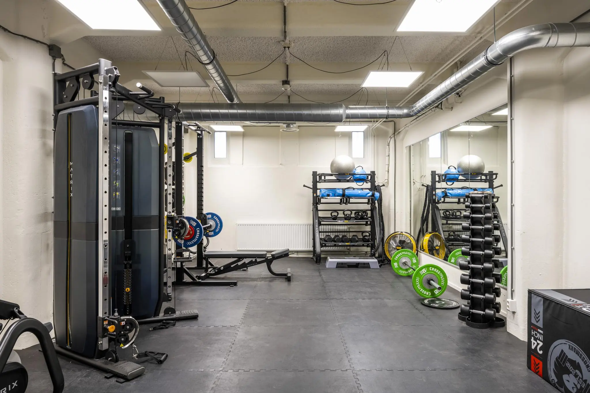 Moderne fitnessruimte aan de Van Diemenstraat met krachtapparatuur, halterschijven en gewichtenrekken.