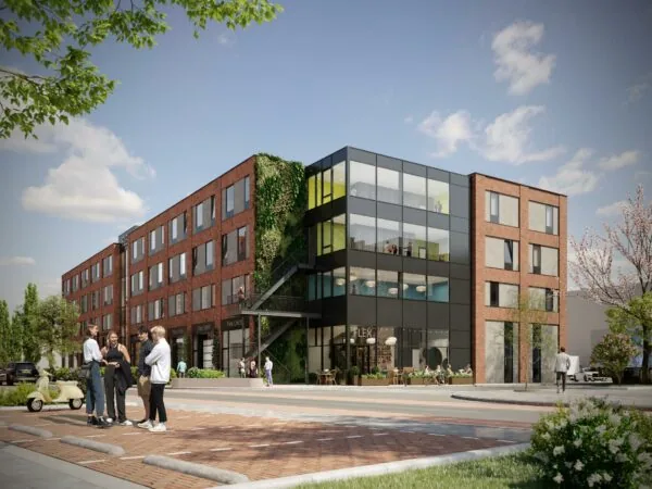 Moderne bakstenen en glazen kantoor- en bedrijfsruimte aan de Treubstraat met groene gevel en mensen op straat.