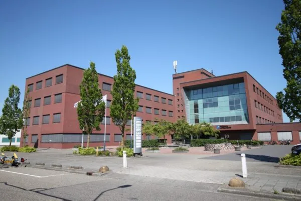 Modern kantoorgebouw aan de Pompmolenlaan met het logo van National Instruments op de gevel.