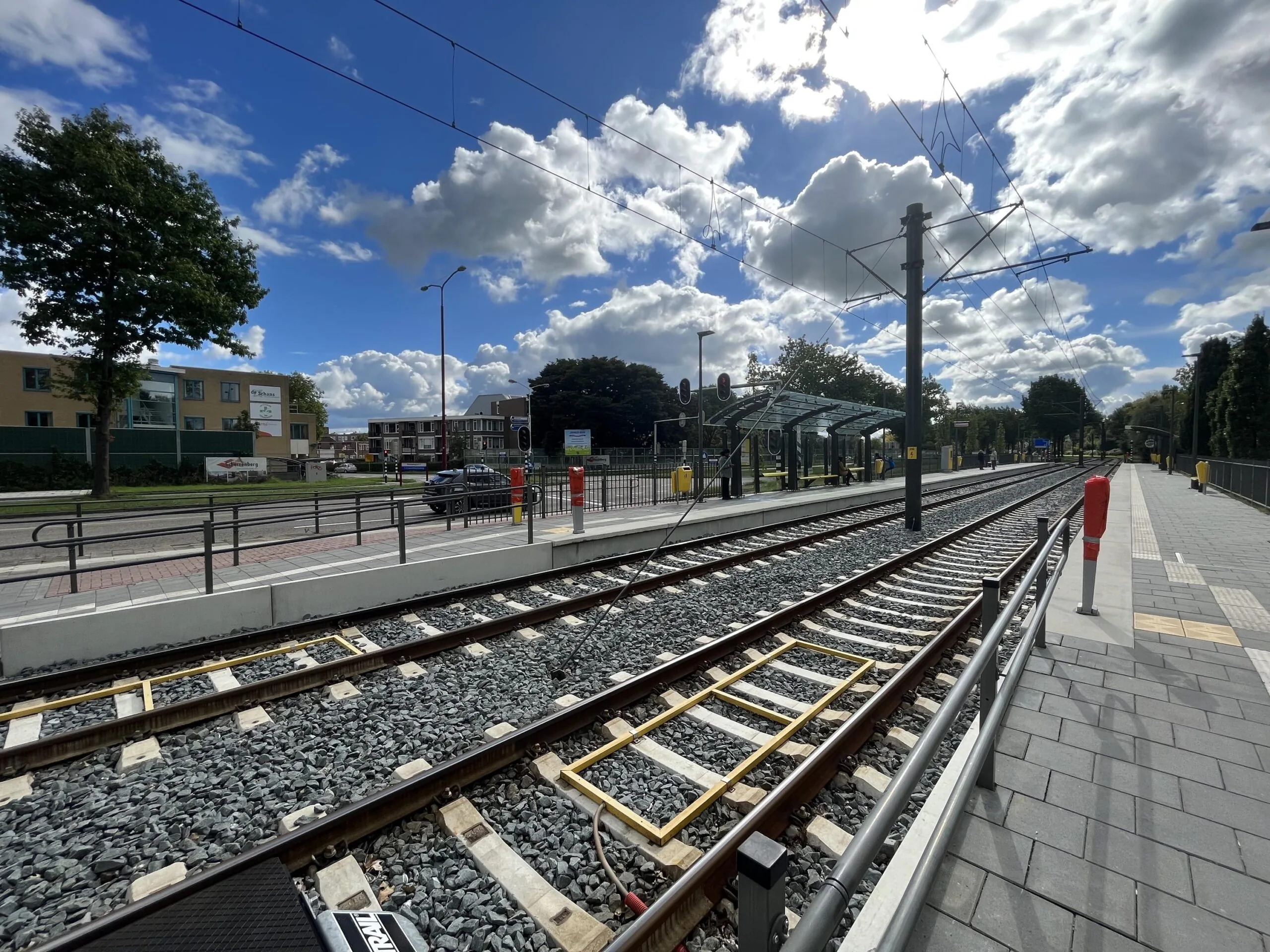 Tramhalte bij Zoutkamperschans onder een bewolkte blauwe lucht.