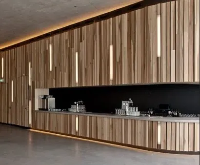 Moderne koffie- en theebar met houten wandbekleding aan de Ptolemaeuslaan.