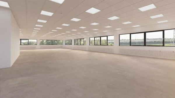 Lichte, leegstaande kantoorruimte aan de Zonnebaan met grote ramen en systeemplafondverlichting.