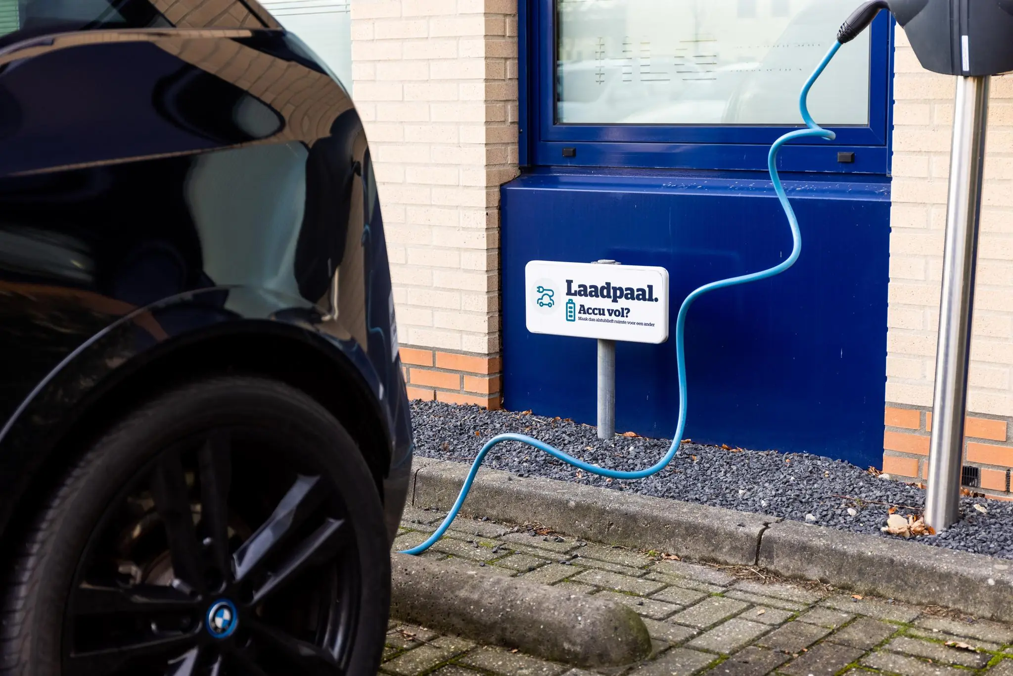 Elektrische auto wordt opgeladen bij een laadpaal aan de Fokkerstraat.