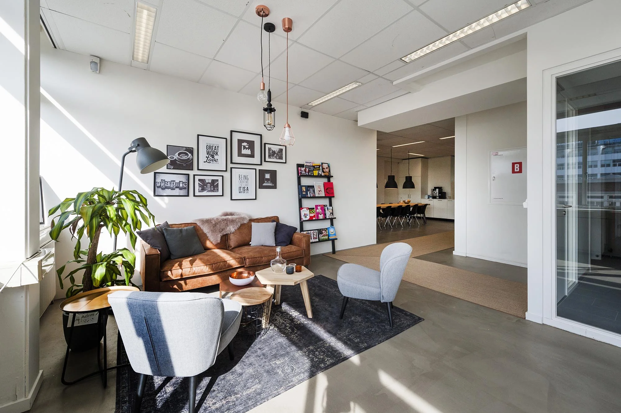 Moderne, zonnige kantoorruimte aan de Helicopterstraat met een gezellige zithoek, designmeubels en een open keuken.