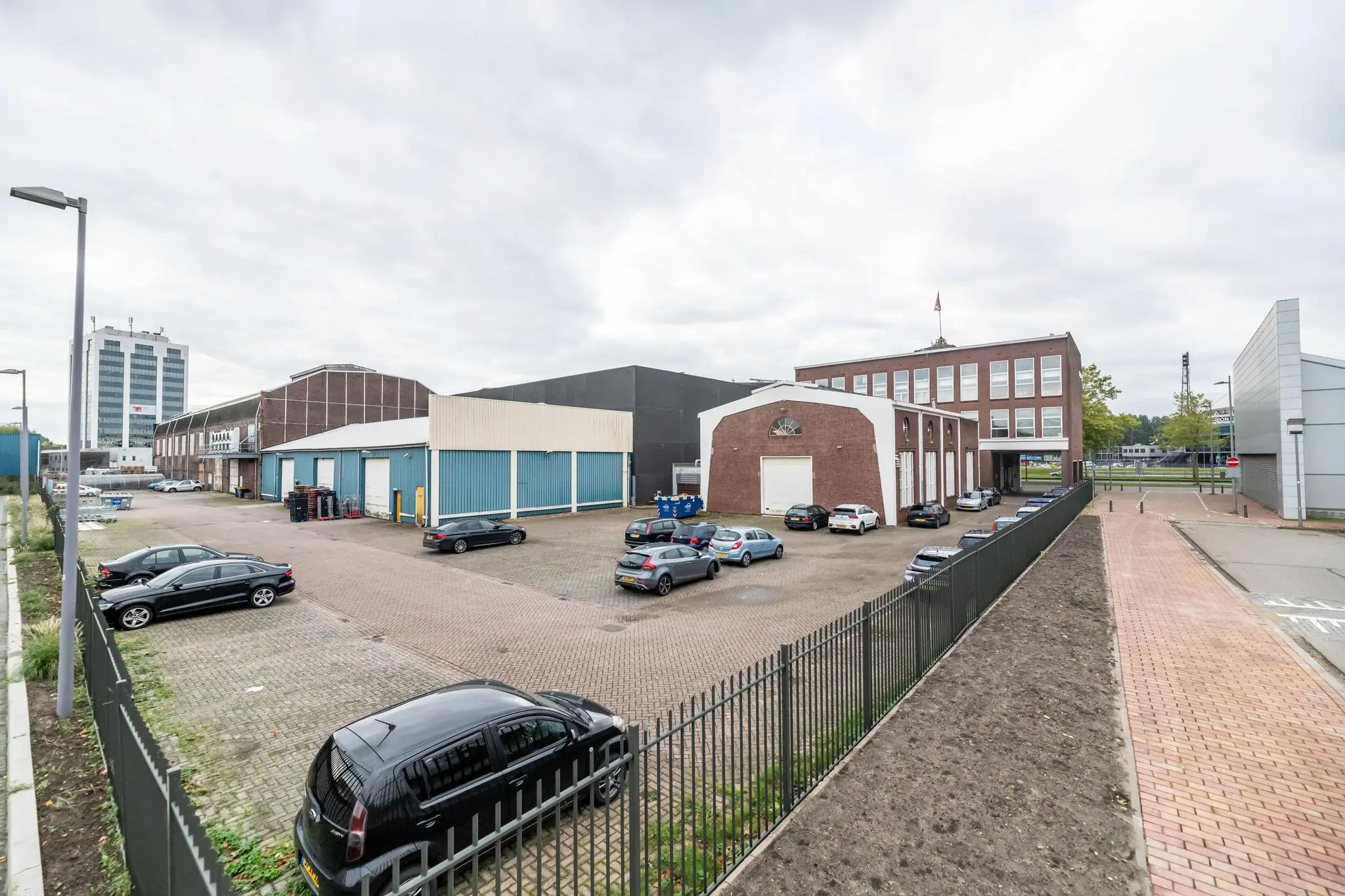 Bedrijventerrein aan de Stadionweg met parkeerplaats en industriële gebouwen.