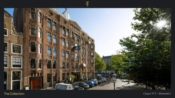 Bakstenen kantoorpand aan de Westermarkt in Amsterdam met geparkeerde auto's en bomen op de voorgrond.