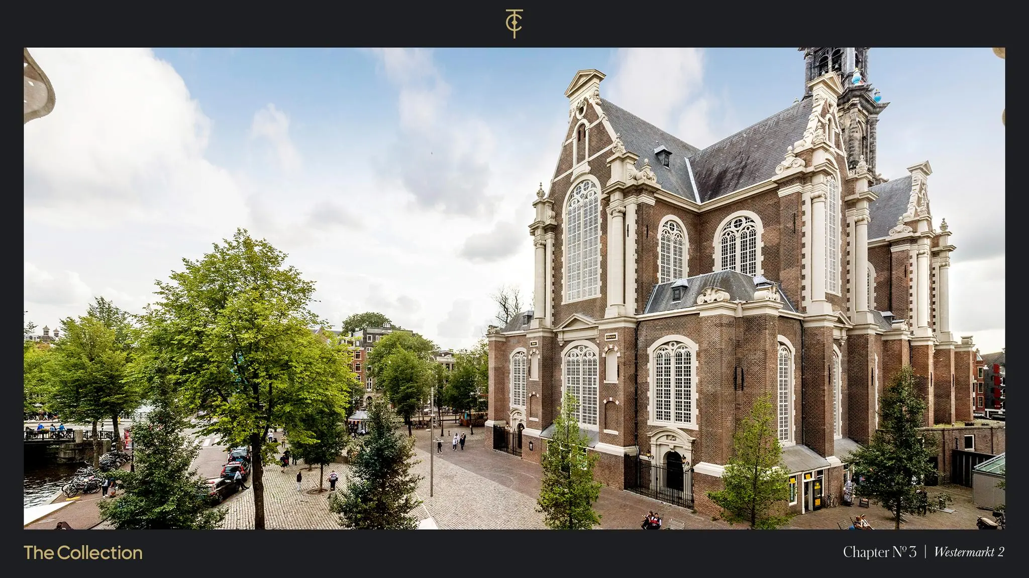 Uitzicht op de monumentale Westerkerk aan de Westermarkt in Amsterdam met omliggend plein en bomen.
