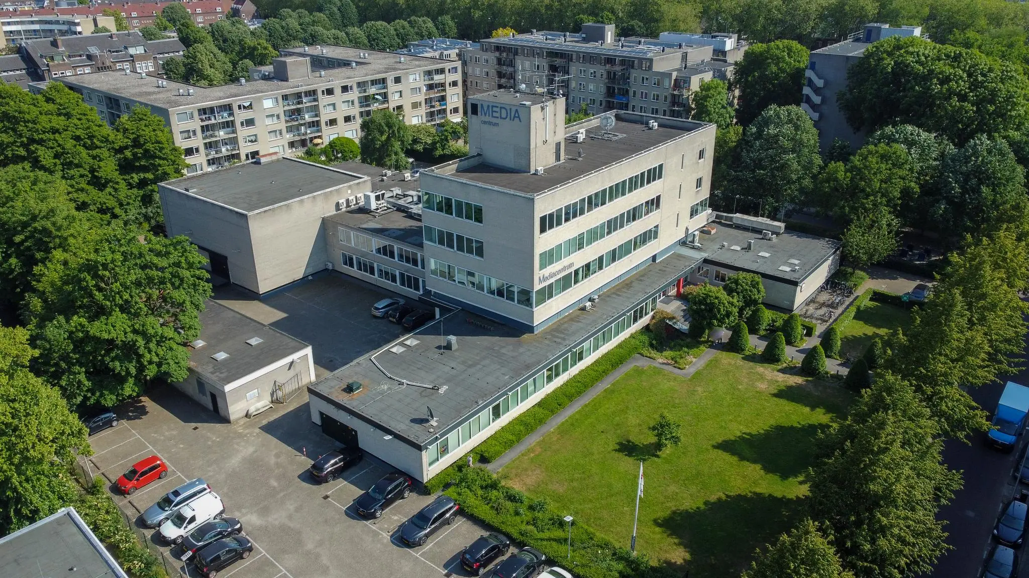 Luchtfoto van het Mediacentrum aan de Hengeveldstraat, omgeven door groen en woongebouwen.