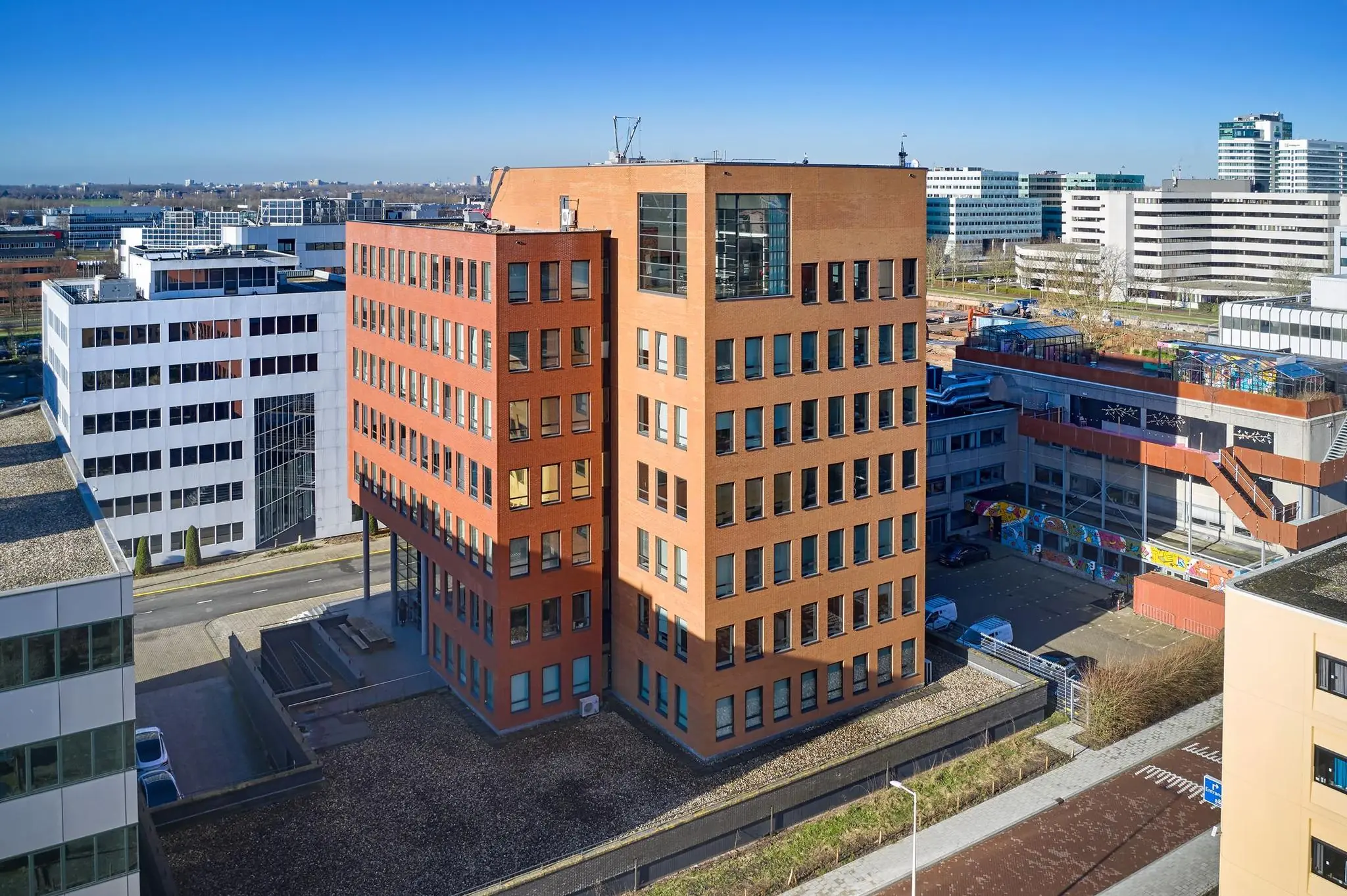 Kantoorgebouw aan de Hiridostraat met roodbruine gevel, gelegen in een modern zakendistrict.