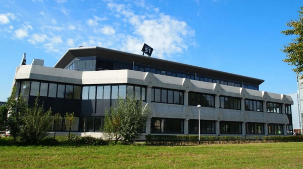Kantoorgebouw aan de Wattbaan 51 met moderne architectuur en grote ramen.