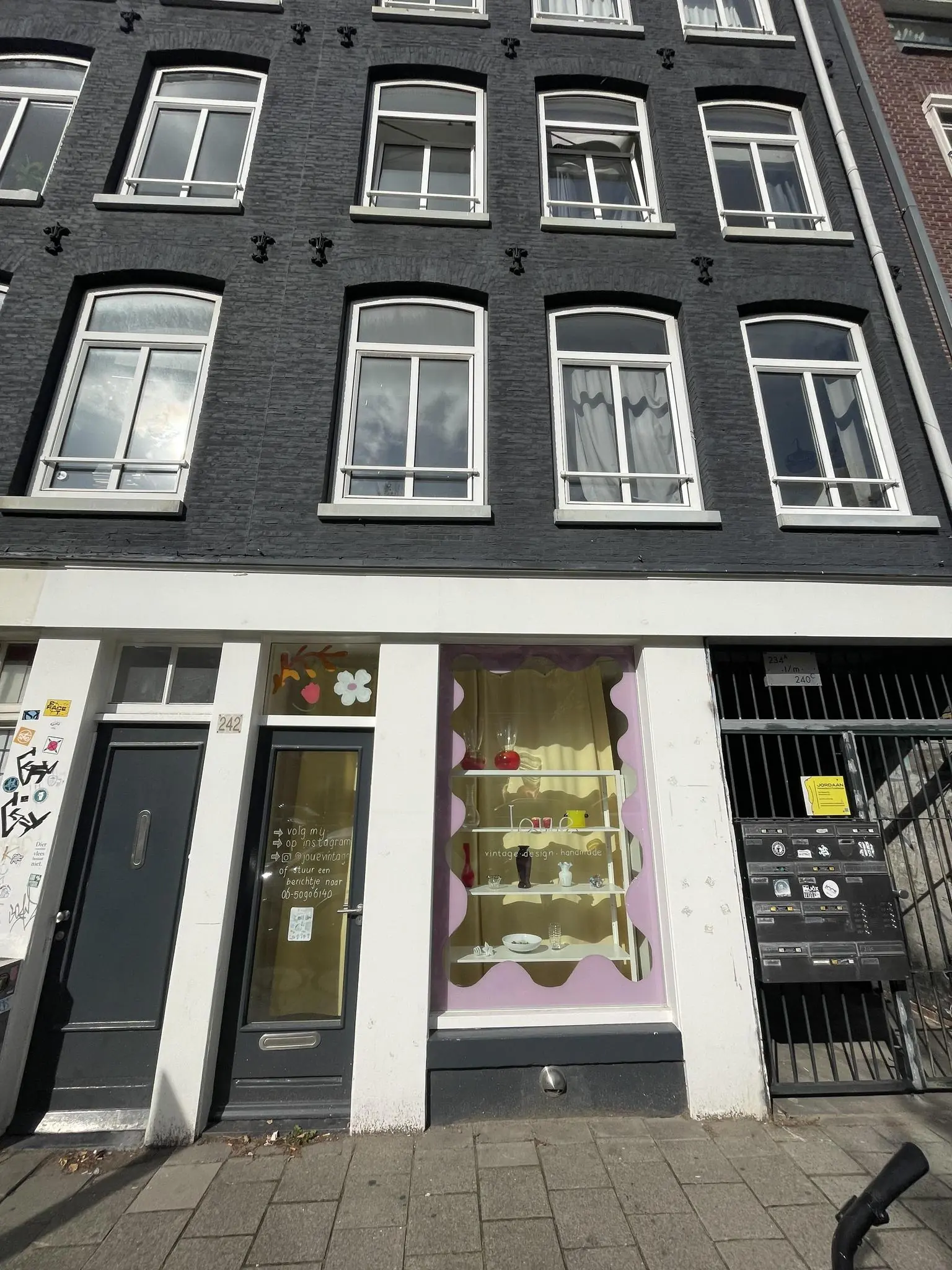 Winkelpand aan de Westerstraat met een kleurrijke etalage van vintage design en handgemaakte items.