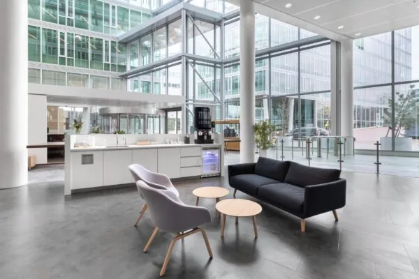 Moderne en lichte kantoorruimte met zithoek en koffiecorner in Kennedy Tower aan het Kennedyplein in Eindhoven.