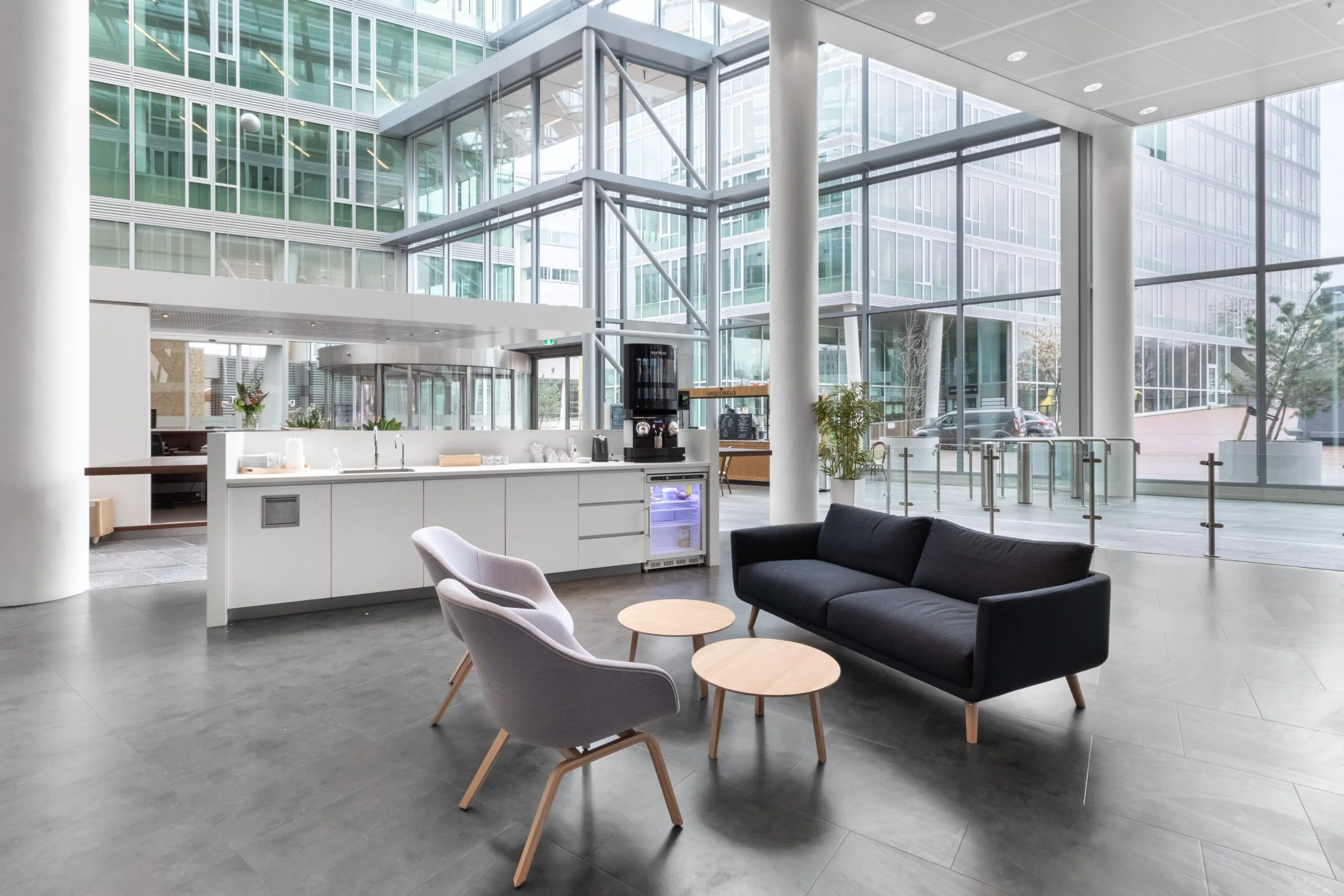 Moderne en lichte kantoorruimte met zithoek en koffiecorner in Kennedy Tower aan het Kennedyplein in Eindhoven.