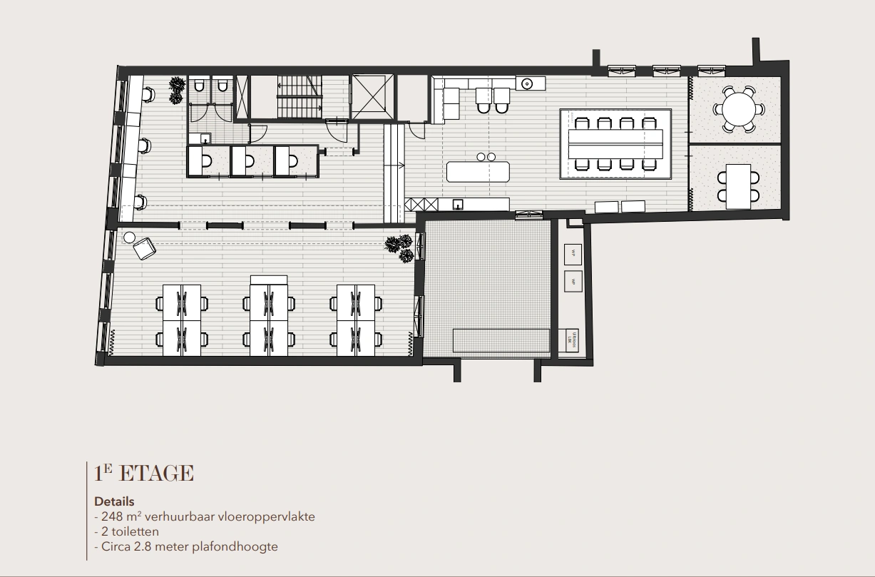 Plattegrond van de eerste etage van Rokin 175 met werkplekken, vergaderruimtes, keuken en toiletten.