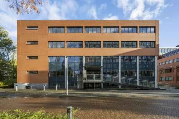 Vooraanzicht van het moderne kantoorgebouw Stroombaan 4-6 met een bakstenen gevel en glazen entree.