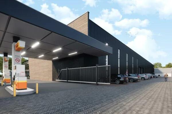 Moderne bedrijfslocatie aan de Nijverheidsweg met tankstation, parkeerplaatsen en zwart-gevelig bedrijfsgebouw.