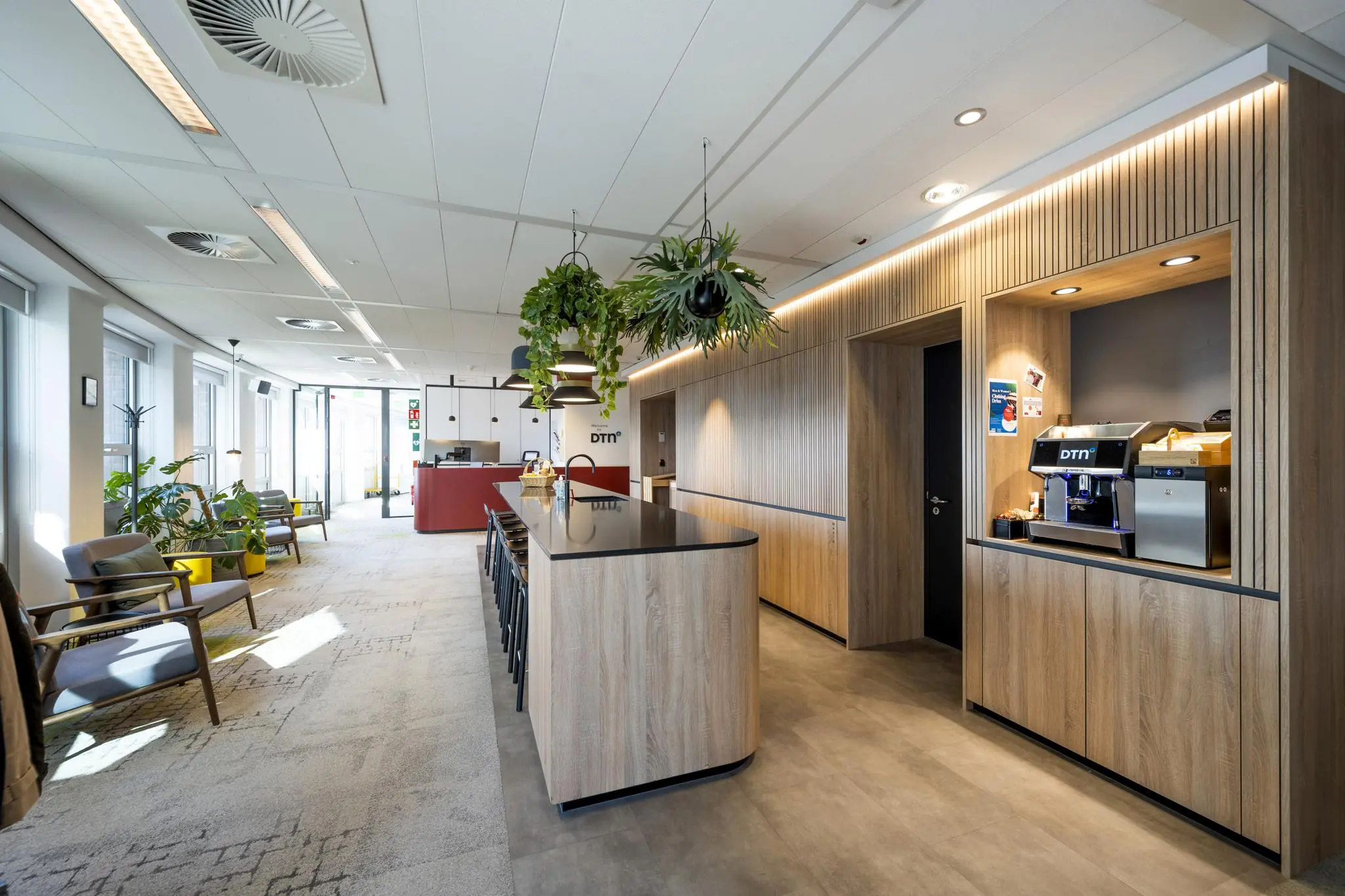 Moderne kantoorruimte aan de Orteliuslaan met een ruime pantry, zitgedeelte en koffiemachine van DTN.