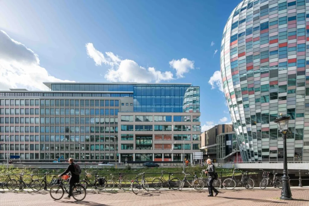 Moderne kantoorpanden aan de Catharijnesingel in Utrecht met fietsers op de voorgrond.