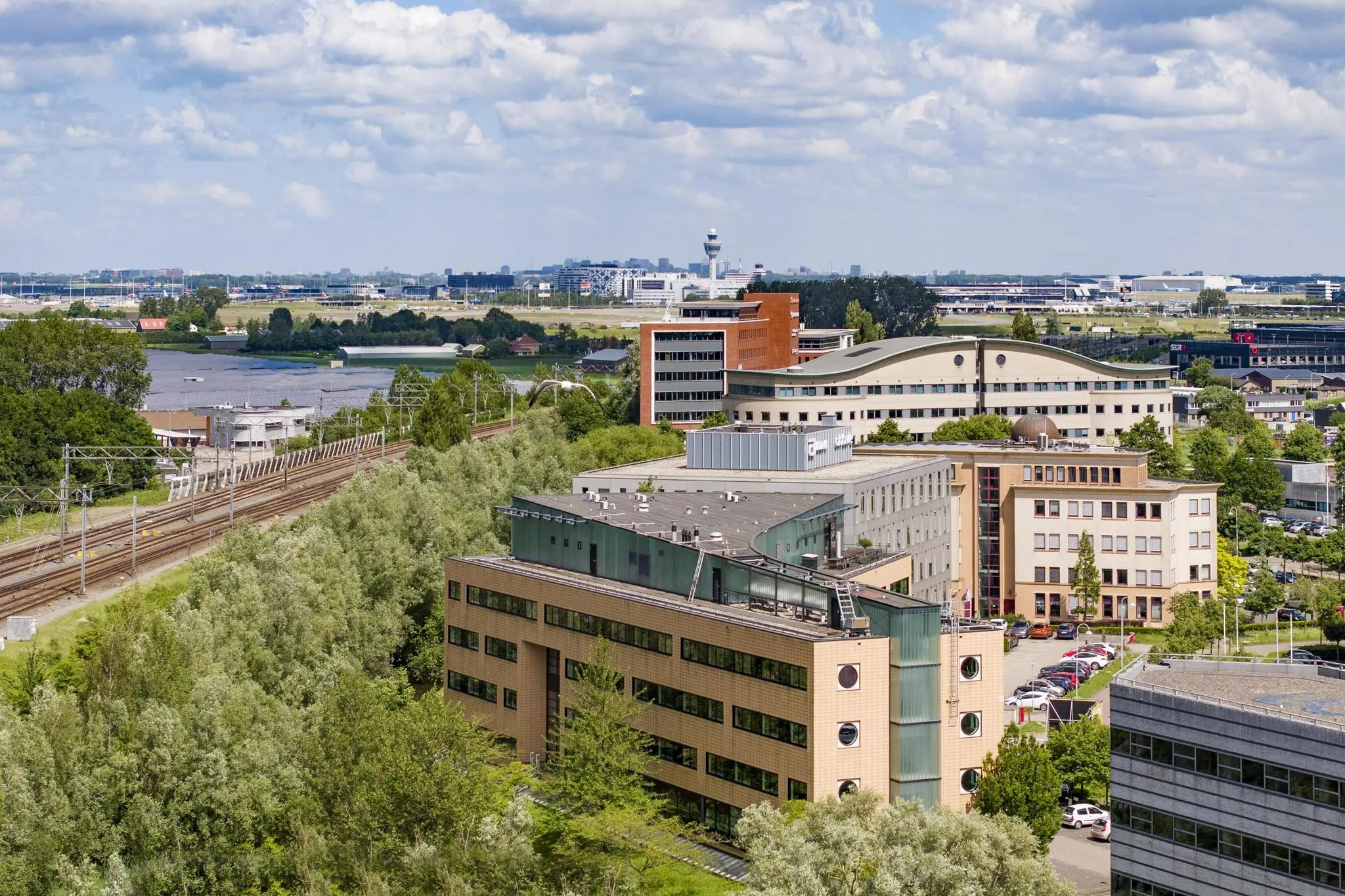 Luchtfoto van kantoren aan de Wegalaan in Hoofddorp met op de achtergrond Schiphol en omliggende infrastructuur.