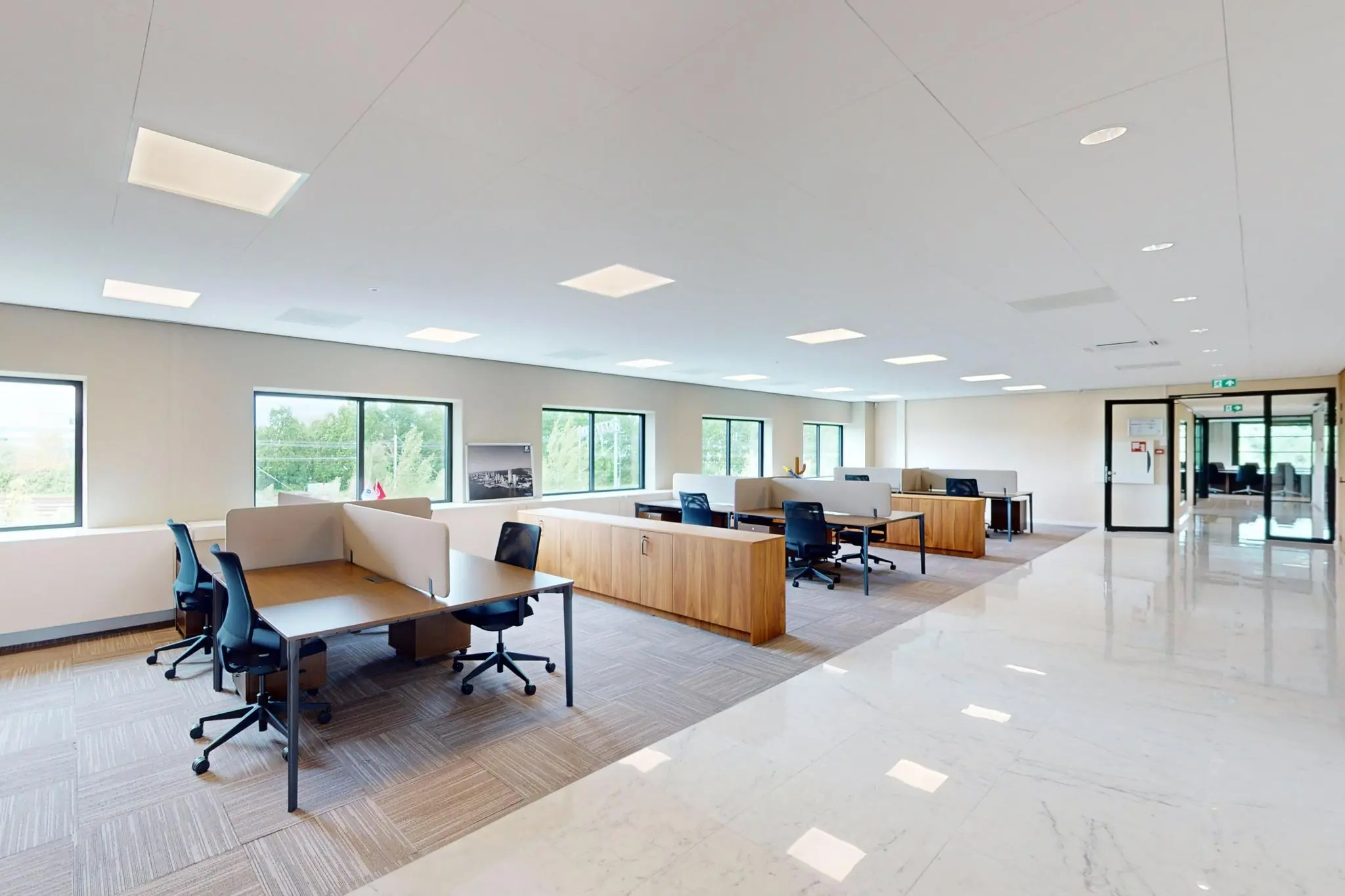 Ruim en modern kantoor met meerdere werkplekken, bureaustoelen en veel natuurlijk licht aan de Wegalaan.