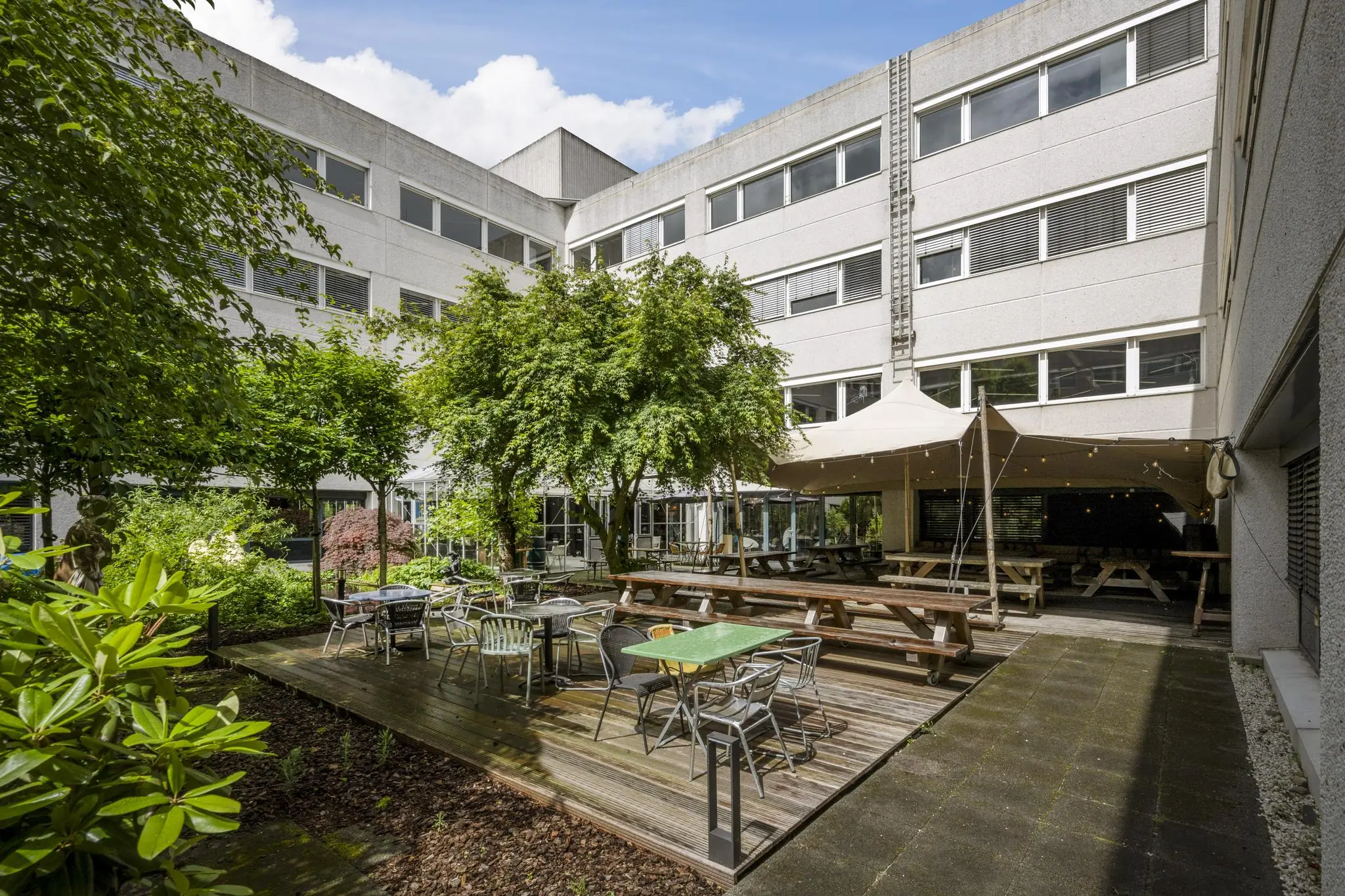 Binnentuin met terras en zitplekken bij een kantoorpand in Diemen, genaamd Diemermeer.