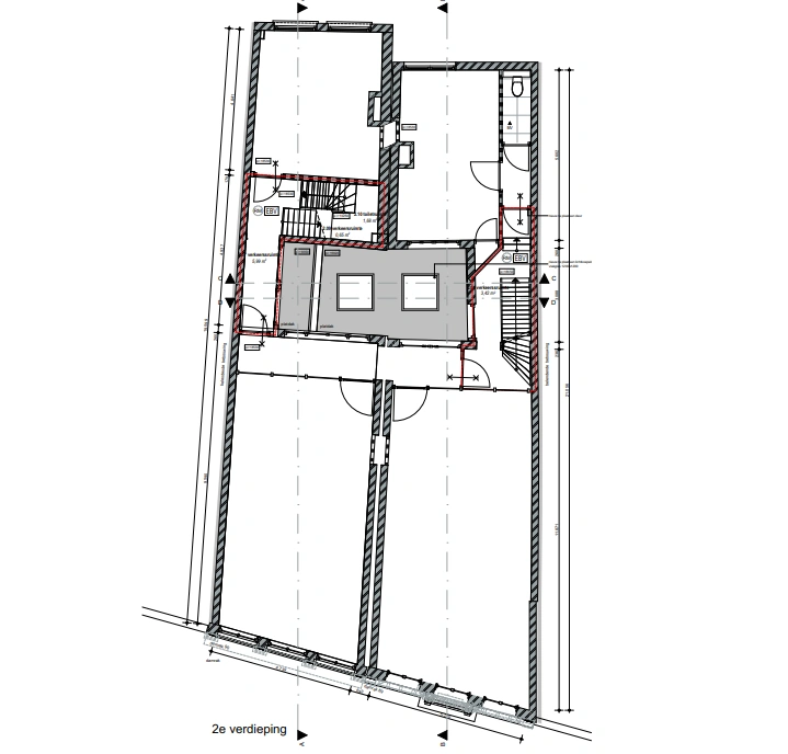 Bouwtekening van de tweede verdieping van Damrak 175 met kamers, trappenhuizen en daklichten.