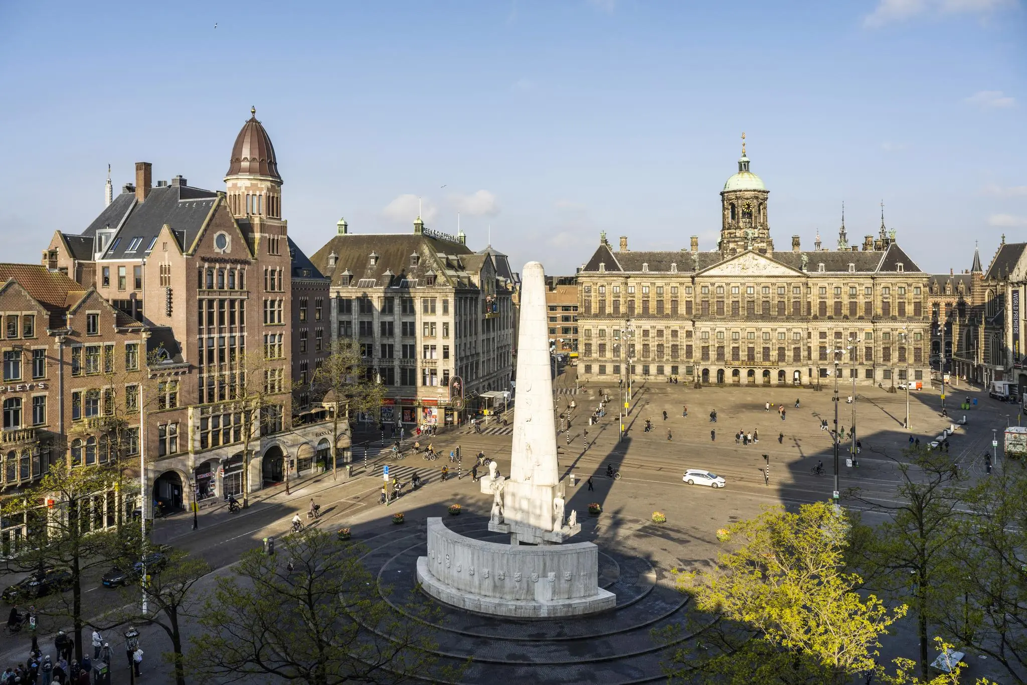 Het Nationaal Monument op de Dam met uitzicht op het Koninklijk Paleis in Amsterdam.