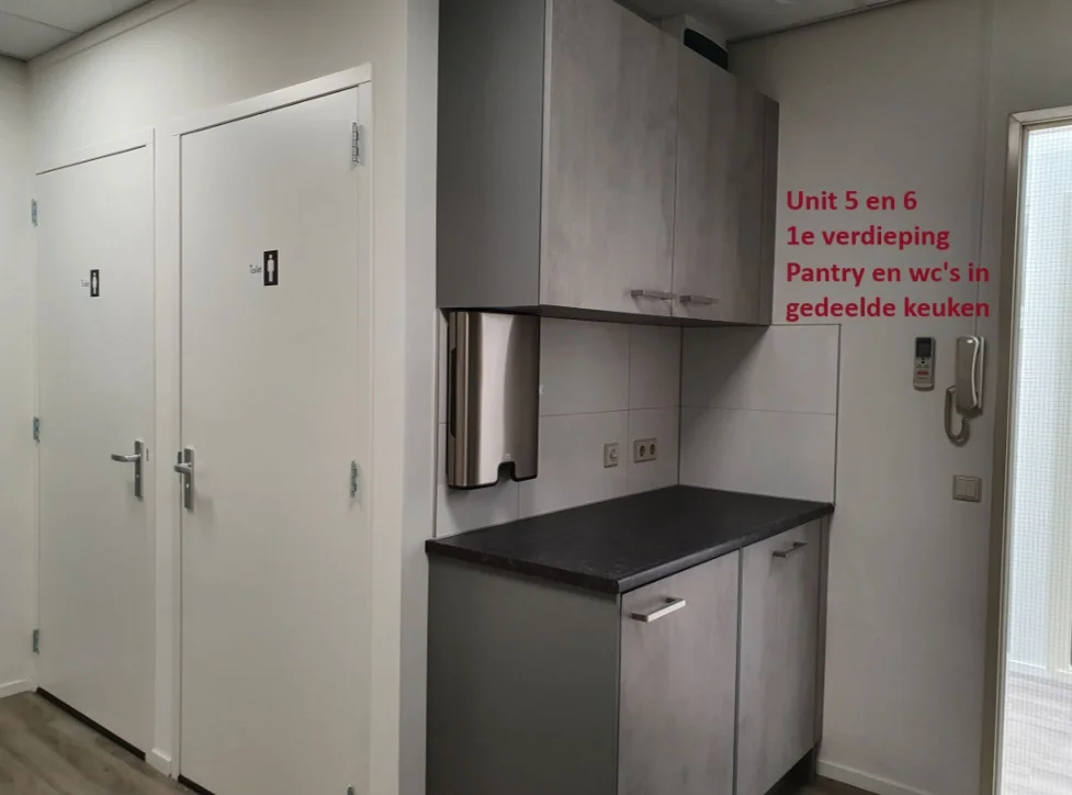 Gedeelde pantry met twee toiletten op de eerste verdieping van Unit 5 en 6 in Bergveste.