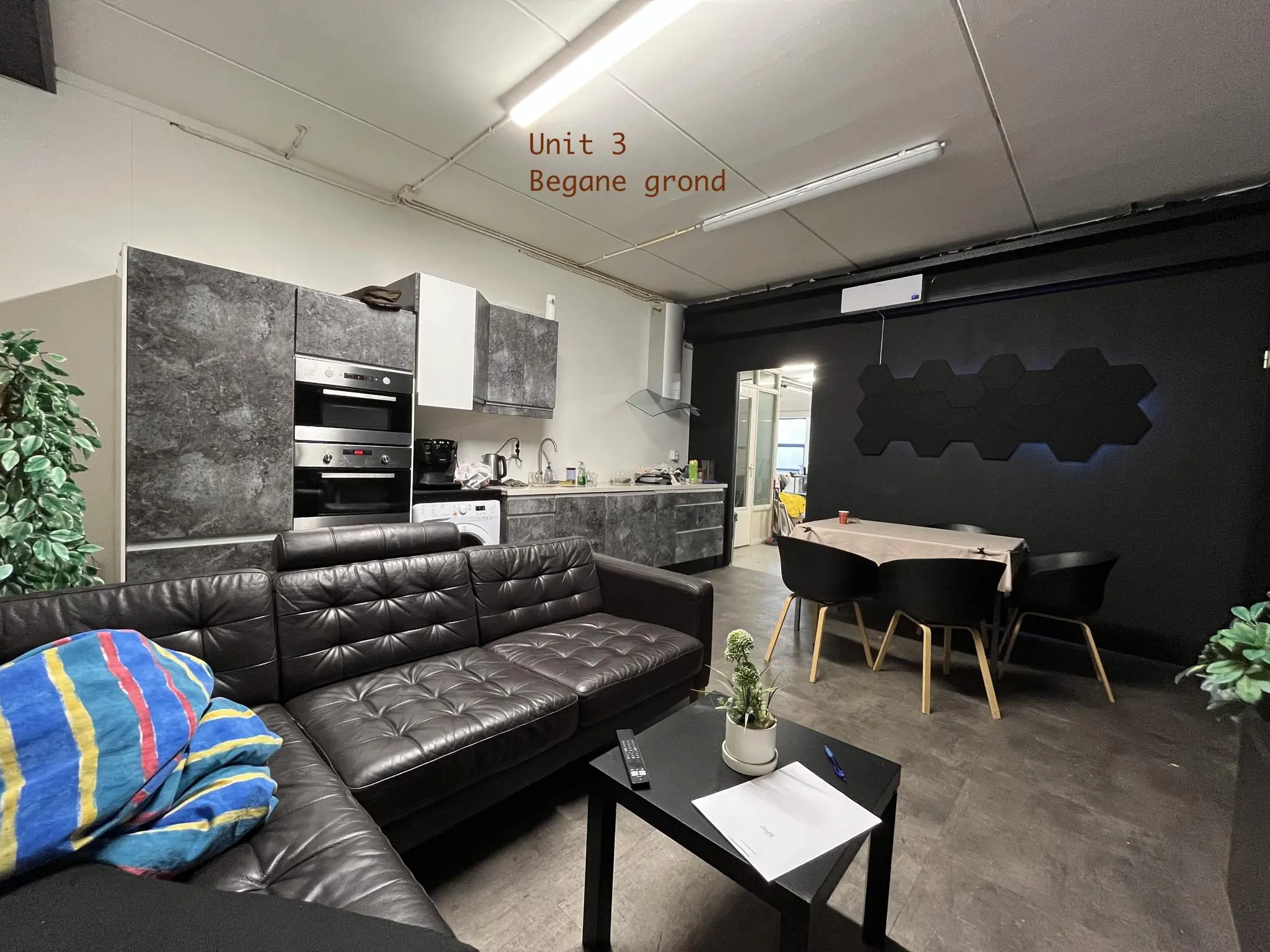 Moderne woonkamer met open keuken in Unit 3 op de begane grond van Bergveste.