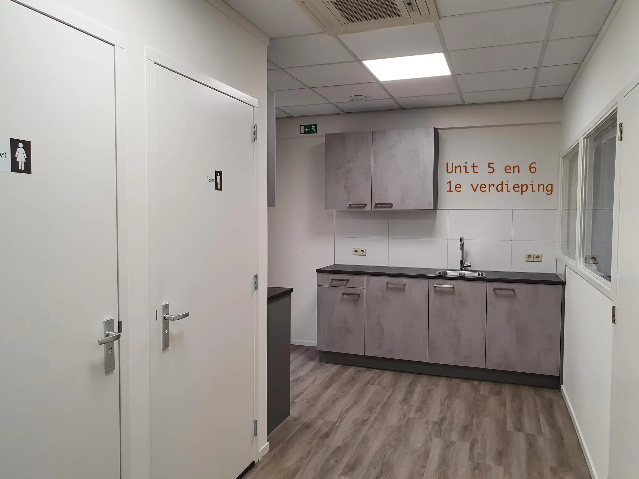 Keukenblok met wastafel en twee toiletten in de gang van Unit 5 en 6 op de eerste verdieping van Bergveste.